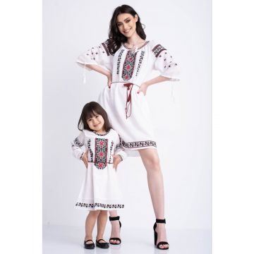 Set rochii pentru mama si fetite tip ie traditionala din bumbac alb cu broderie rosie