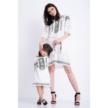 Set rochii pentru mama si fetite tip ie traditionala din bumbac alb cu broderie verde