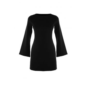 Rochie scurta cu decolteu adanc pe spate
