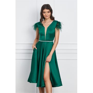 Rochie MBG verde din satin cu pene la maneci