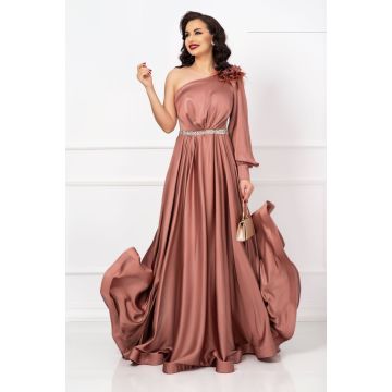 Rochie lunga de lux Medeea aramie cu floare pe umar si detaliu pretios in talie