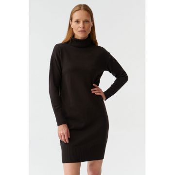 Rochie tricotata fin cu guler inalt