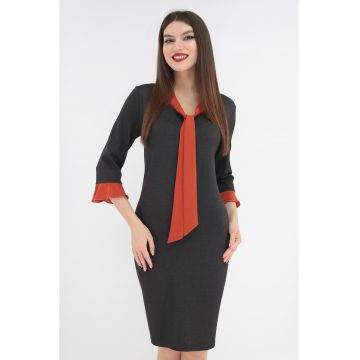 Rochie antracit cu volane la mansete si esarfa caramizie