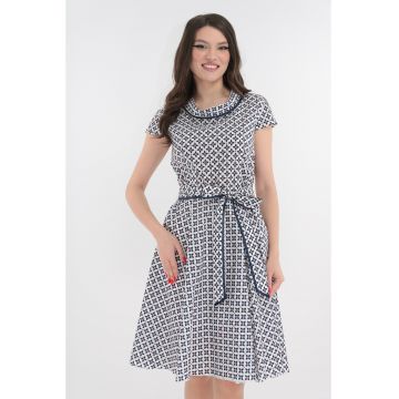 Rochie clos alba cu model geometric bleumarin-rosu