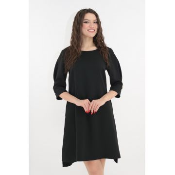 Rochie cocktail neagra cu accesorii aurii si lantisor