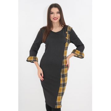 Rochie din jerse gri inchis cu garnituri in carouri mustar