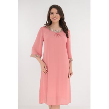 Rochie din voal roz-pudra accesorizata cu paiete aurii