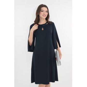 Rochie eleganta bleumarin cu decupaj si accesoriu auriu la decolteu