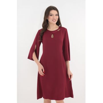 Rochie eleganta bordo cu decupaj si accesoriu auriu la decolteu