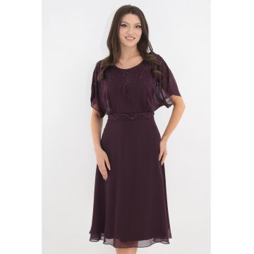 Rochie eleganta clos din voal mov accesorizata cu margele si strasuri