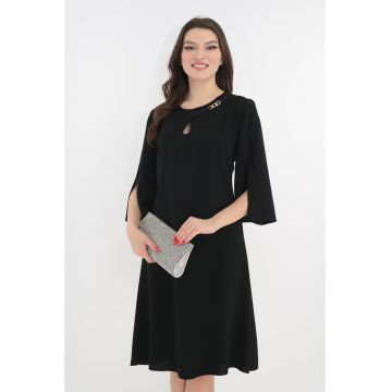 Rochie eleganta neagra cu decupaj si accesoriu auriu la decolteu