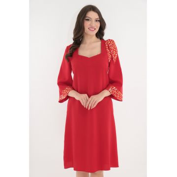 Rochie eleganta rosie cu garnituri aurii