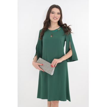 Rochie eleganta verde cu decupaj si accesoriu auriu la decolteu