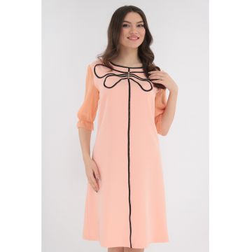 Rochie evazata roz-piersica accesorizata cu banda satinata neagra