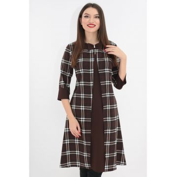 Rochie in carouri maxi cu insertii maro si aspect suprapus