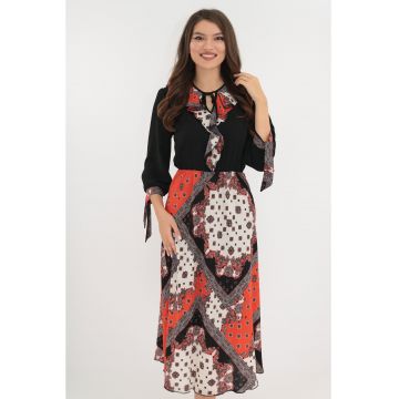 Rochie lejera neagra cu print geometric caramiziu