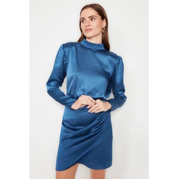 Rochie cu aspect de satin si decupaj pe partea din spate