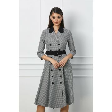 Rochie Miruna tip sacou alba cu carouri negre si curea in talie