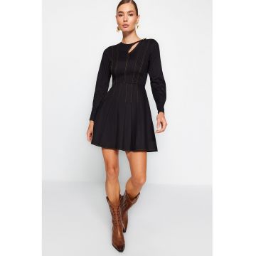 Rochie mini evazata cu decupaj