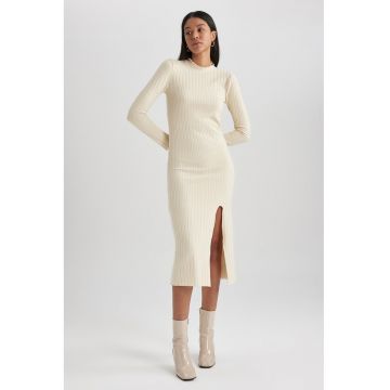 Rochie cu striatii si slit lateral