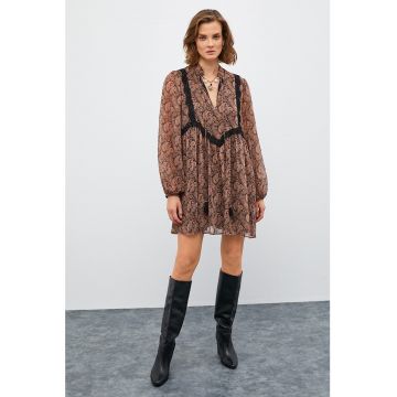 Rochie cu model si insertii de dantela