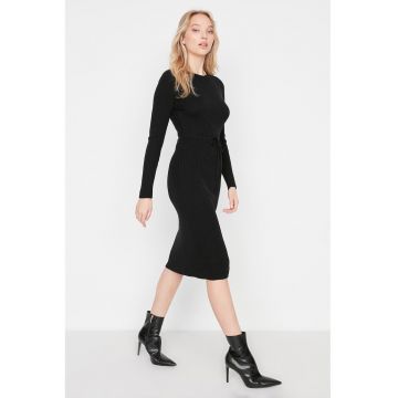 Rochie midi tricotata cu un cordon in talie