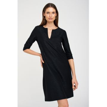 Rochie cu aspect stralucitor si decupaj in V