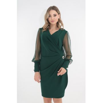 Rochie eleganta verde-smarald accesorizata cu brosa in talie