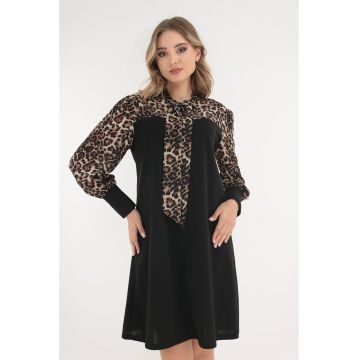 Rochie evazata neagra cu animal print la maneci si decolteu