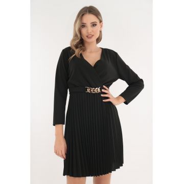 Rochie neagra cu fusta plisata si accesoriu auriu