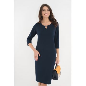 Rochie office bleumarin cu accesoriu argintiu la decolteu