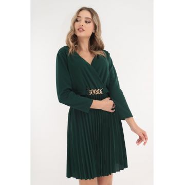 Rochie verde-smarald cu fusta plisata si accesoriu auriu