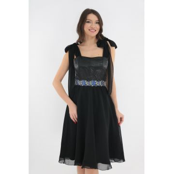 Rochie eleganta clos cu broderie albastra