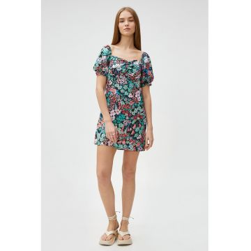 Rochie cu model floral si maneci bufante