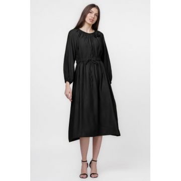 Rochie lunga neagra, cu boboci, stransa in talie, din vascoza