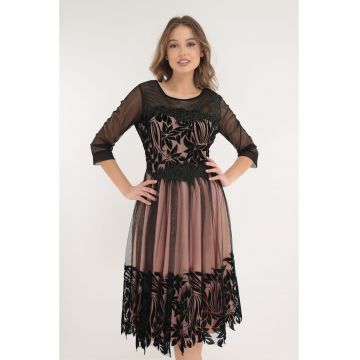 Rochie eleganta roz cu tulle negru si model floral din catifea