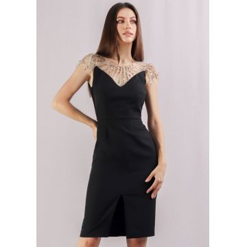 Rochie de ocazie conica cu slit in partea din fata si decolteu prevazut cu tull accesorizat cu paiete