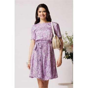 Rochie DY Fashion din viscoza lila cu imprimeu floral alb si cordon in talie