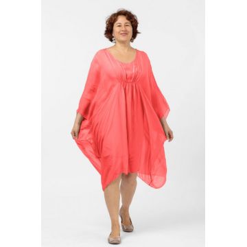 Rochie midi corai, ampla, din matase si vascoza, cu detaliu sub bust, in colturi