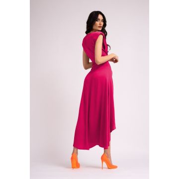 Rochie midi fuchsia cu umeri supradimensioinati si crapatura pe picior