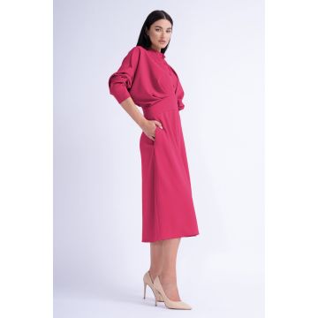 Rochie midi fuchsia cu bust drapat si nasturi