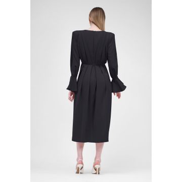 Rochie midi neagra cu pliuri si umeri proeminenti