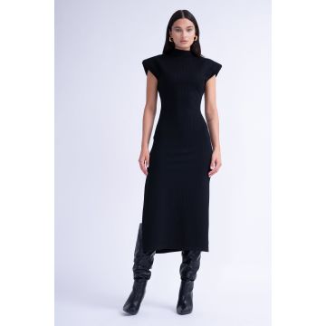 Rochie Midi Neagra cu Umeri Supradimensionati si Slit