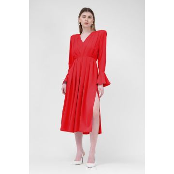 Rochie midi rosie  cu pliuri si umeri proeminenti