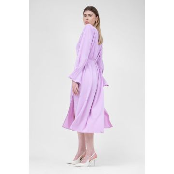 Rochie midi roz pastel cu pliuri si umeri proeminenti