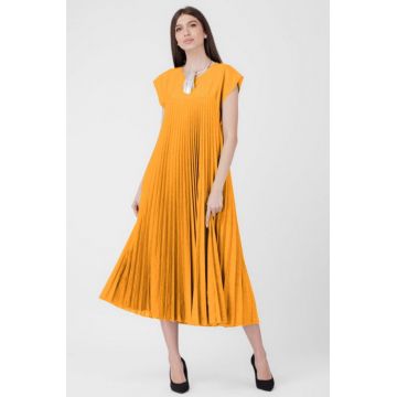 Rochie plisata  A-line lunga, material fin si usor creponat, galben turmeric
