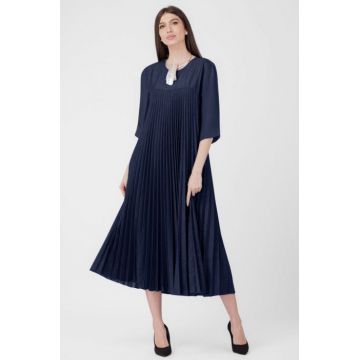 Rochie plisata A-line cu maneci trei sferturi, material fin si usor creponat, bleumarin