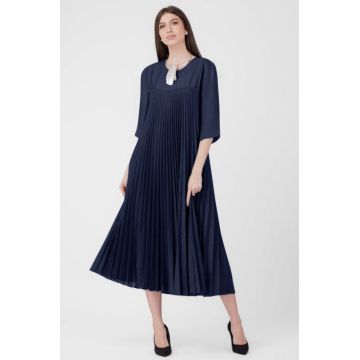 Rochie plisata A-line cu maneci trei sferturi, material fin si usor creponat, bleumarin