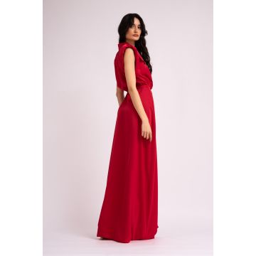Rochie rosie maxi cu umeri supradimensionati si crapatura pe picior