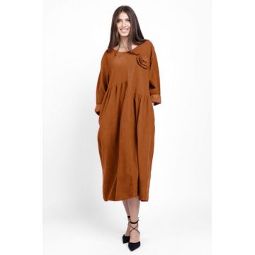 Rochie din catifea reiata, cu taieturi asimetrice si floare aplicata, caramizie